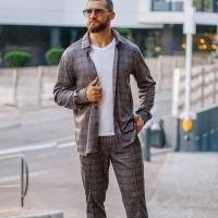 Мужской прогулочный костюм из трикотажного софта с рубашкой и брюками на резинке весенний