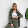 Костюм женский из креп-жатки свободного кроя с рубашкой и брюками для весенне-летнего сезона  k-118098