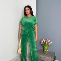 Спортивный костюм женский велюровый плюшевый с футболкой и широкими штанами с декором в виде каменных бабочек весенне-летний