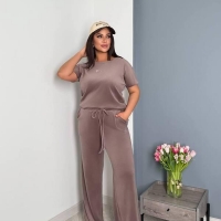 Спортивный костюм женский велюровый плюшевый с футболкой и широкими штанами с декором в виде каменных бабочек весенне-летний