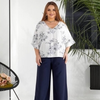 Костюм женский с блузой из штапеля в цветочный принт и широкими брюками из тиара весенне-летний