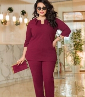 Костюм женский из креп-дайвинга с классическими брюками и блузой с фигурным вырезом весенний летний