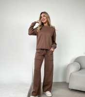 Костюм женский из футера: свободный свитшот и брюки-трубы с накладными карманами весенний летний