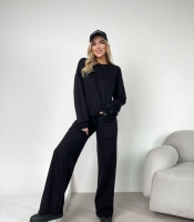 Костюм женский из футера: свободный свитшот и брюки-трубы с накладными карманами весенний летний