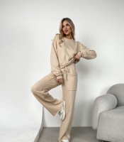 Костюм женский из футера: кроп-свитшот и брюки-трубы с накладными карманами весенний летний