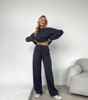 Костюм женский из футера: кроп-свитшот и брюки-трубы с накладными карманами весенний летний