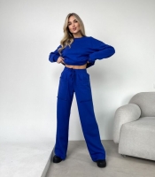 Костюм женский из футера: кроп-свитшот и брюки-трубы с накладными карманами весенний летний