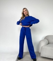 Костюм женский из футера: кроп-свитшот и брюки-трубы с накладными карманами весенний летний