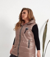 Жилетка женская из плащевки лаке на синтепоне с капюшоном и застежкой-молнией весенне-летняя