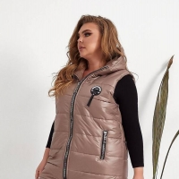 Жилетка женская из плащевки лаке на синтепоне с капюшоном и застежкой-молнией весенне-летняя