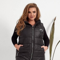 Жилетка женская из плащевки лаке на синтепоне с капюшоном и застежкой-молнией весенне-летняя