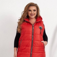 Жилетка женская из плащевки лаке на синтепоне с капюшоном и застежкой-молнией весенне-летняя