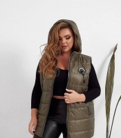 Жилетка женская из плащевки лаке на синтепоне с капюшоном и застежкой-молнией весенне-летняя