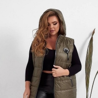 Жилетка женская из плащевки лаке на синтепоне с капюшоном и застежкой-молнией весенне-летняя