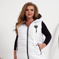 Жилетка женская из плащевки лаке на синтепоне с капюшоном и застежкой-молнией весенне-летняя