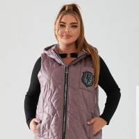 Жилет женский плащевка лаке стеганый с капюшоном и декоративной нашивкой весенний