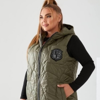 Жилет женский плащевка лаке стеганый с капюшоном и декоративной нашивкой весенний