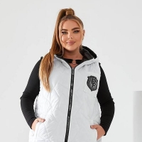 Жилет женский плащевка лаке стеганый с капюшоном и декоративной нашивкой весенний