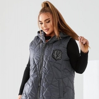 Жилет женский плащевка лаке стеганый с капюшоном и декоративной нашивкой весенний