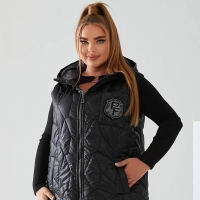 Жилет женский плащевка лаке стеганый с капюшоном и декоративной нашивкой весенний