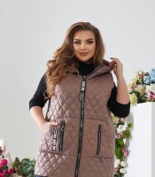 Жилетка женская удлинённая стеганая кофейная с капюшоном из плащевки Лаке на синтепоне осенняя