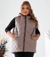 Жилетка женская стеганая удлиненная с капюшоном из плащевки Лаке на синтепоне бежевая осенняя