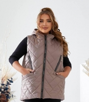 Жилетка женская стеганая удлиненная с капюшоном из плащевки Лаке на синтепоне бежевая осенняя
