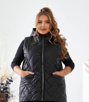 Жилетка женская стеганая удлиненная с капюшоном из плащевки Лаке на синтепоне черная осенняя