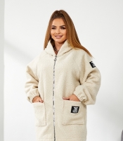Пальто женское из ткани «барашек» молочного оттенка свободного кроя с молнией и накладными карманами осеннее