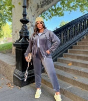 Спортивный костюм-двойка женский из велюра с капюшоном и прострочками осенний