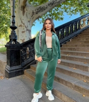 Спортивный костюм-двойка женский из велюра с капюшоном и декоративной прострочкой осенний