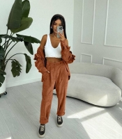 Костюм-двойка женский из вельвета с рубашкой на воланах и брюками с заклепками осенний