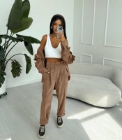 Костюм-двойка женский из вельвета с рубашкой на воланах и брюками с заклепками осенний