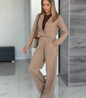 Костюм-двойка женский из вельвета с укороченным жакетом и прямыми брюками на резинке осенний