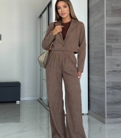 Костюм-двойка женский из вельвета с укороченным жакетом и прямыми брюками осенний
