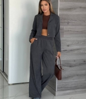 Костюм-двойка женский из вельвета с укороченным жакетом и прямыми брюками осенний