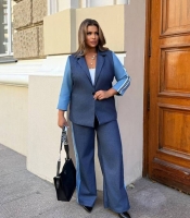 Костюм-двойка женский из денима с жилетом и прямыми брюками осенний