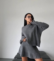 Костюм-двойка женский вязаный с плиссированной юбкой и свитером из шерсти и акрила осенний