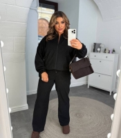 Костюм-двойка женский из микровельвета с курткой-бомбером и прямыми брюками осенний