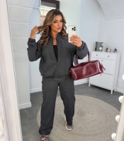 Костюм-двойка женский из микровельвета с курткой-бомбером на молнии и брюками осенний
