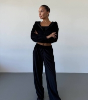 Костюм-тройка женский из трикотажного велюра с укороченным топом, кофтой с капюшоном и широкими брюками осенний