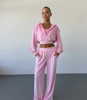 Костюм-тройка женский из трикотажного велюра с укороченным топом, кофточкой с капюшоном и широкими брюками осенний