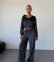 Костюм-тройка женский из трикотажного велюра с укороченным топом, кофточкой с капюшоном и широкими брюками осенний