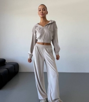 Костюм-тройка женский из трикотажного велюра с укороченным топом, кофточкой и широкими брюками осенний