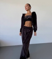 Костюм-тройка женский из трикотажного велюра с укороченным топом, кофточкой и свободными брюками осенний