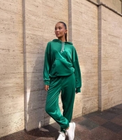 Костюм-двойка спортивный женский велюровый с худи и брюками осенний