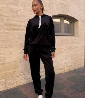 Костюм-двойка спортивный женский велюровый с худи и брюками осенний