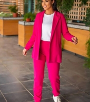 Костюм-двойка женский из креп-дайвинга с пиджаком и прямыми брюками осенний