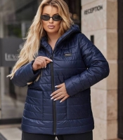 Куртка женская демисезонная тёмно-синяя стёганая с капюшоном из плащевки утеплённая синтепоном средняя