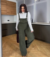 Комплект женский: микровельветовый комбинезон с бретелями и гольф из рубчика осенний